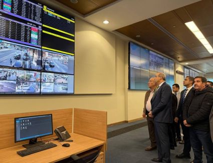 وزير الطيران المدني يتفقد غرفة العمليات وإدارة الأزمات بمطار القاهرة الدولي