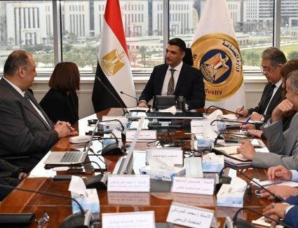 وزير الصناعة يبحث مع جنرال موتورز خططها التوسعية لتعزيز تنافسية صناعة السيارات في مصر