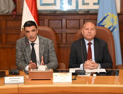 وزير الصناعة ومحافظ القاهرة يعقدان حواراً مفتوحاً ومباشراً مع مستثمري منطقة شق الثعبان الصناعية لحل مشكلات المنطقة ويسلمان 44 عقداً للمستثمرين المقننة أوضاعهم