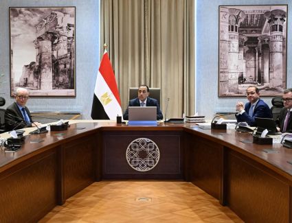 رئيس الوزراء يستعرض الإصدارة الجديدة المحدثة من وثيقة سياسة ملكية الدولة