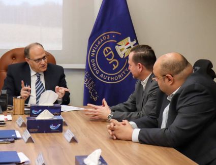 رئيس هيئة الدواء المصرية يبحث مع ممثلي شركة سيرفييه مصر تعزيز التعاون وتوطين الصناعات الدوائية المتطورة