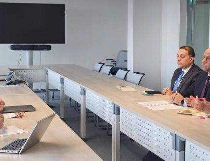 وزير العمل يلتقي قيادات إدارتي معايير العمل الدولية وحوكمة العمل وثلاثية الأطراف بالمنظمة