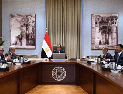 رئيس الوزراء يلتقي رئيس مجلس إدارة شركة "خينان تشهنجفو" الصينية لاستعراض خطة إقامة مصنع ضخم لإنتاج الألومنيوم باستثمارات 2 مليار دولار