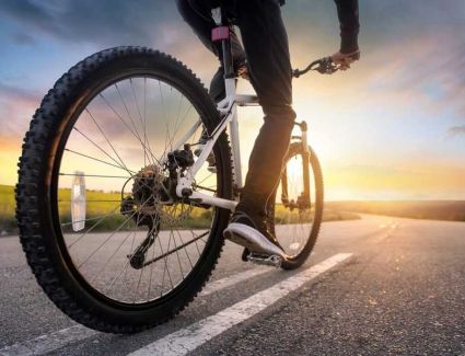 دراسة: ركوب الدراجة عادة تطيل عمر كبار السن وتعزز صحتهم