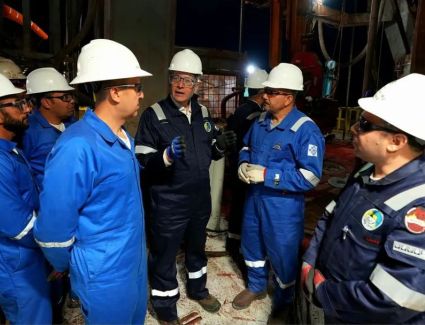 خلال جولته بالصحراء الغربية.. وزير البترول والثروة المعدنية يتفقد العمل بالوردية الليلية ويبيت مع العاملين على الحفار EDC 73