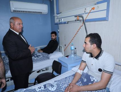 وزير النقل يطمئن على الحالة الصحية لأخر ٣ مصابين بحادث تصادم قطاري "النجيلي"