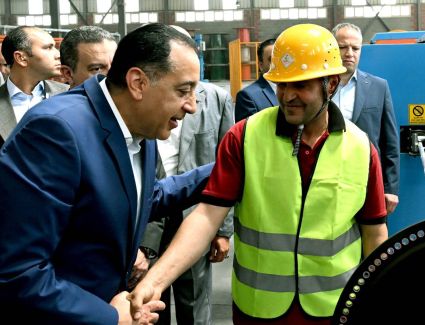 رئيس الوزراء يتفقد مصنع شركة "الوادي للكابلات"