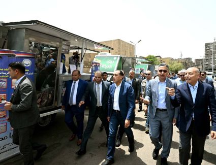 خلال أثناء جولته بعدد من المناطق بمحافظة القاهرة.. رئيس الوزراء يتفقد معرض "أهلًا بالعيد" بمنطقة الجمالية