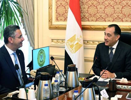 رئيس الوزراء يتابع مع وزير التموين استعدادات استقبال العيد الأضحى المبارك