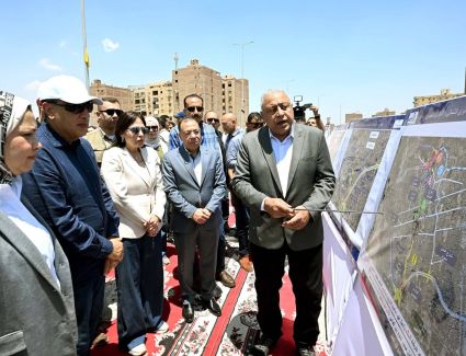 رئيس الوزراء يتفقد محور عمرو بن العاص ويوجه الشكر لجميع العاملين