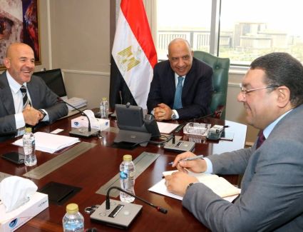 وزير الكهرباء والطاقة المتجددة يتابع مع مجموعة "إنكوم" مستجدات وآليات توفير الطاقة الكهربائية اللازمة لإقامة مشروع مركز عالمي للبيانات