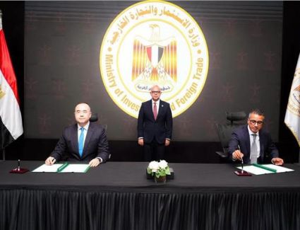 وزير الاستثمار يشهد اتفاقًا مصريًا صينيًا لبحث تصنيع بطاريات السيارات وتخزين الطاقة في مصر