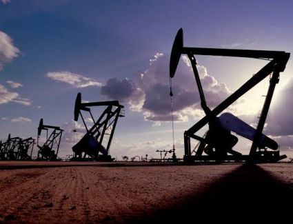 النفط يهبط 2.7% مع تراجع علاوة المخاطر وترقب عودة الإمدادات السعودية