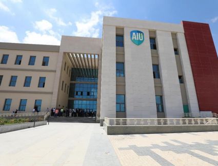 وزير التعليم العالي يستعرض تقريرًا حول جامعة العلمين الدولية