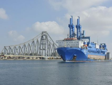 الكراكة "حسين طنطاوي" تصل قناة السويس محمولة على سفينة الغطس "Tai An Kou" تمهيداً لاحتفالية مراسم رفع العلم عليها