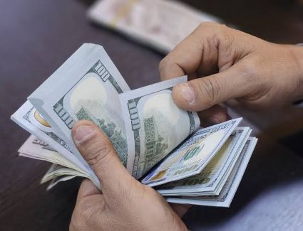 سعر الدولار اليوم في البنوك.. 53.93 جنيه للبيع و54 جنيهًا تقترب