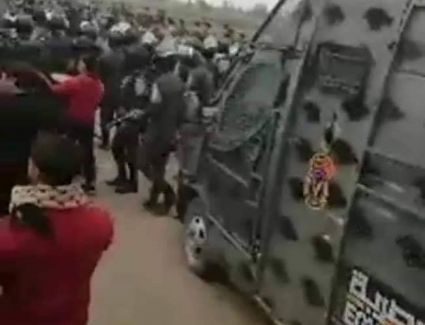 قوات الأمن تمكن أسرة الطبيبة المتوفاة من دفنها وتلقى القبض على 22 شخصا 