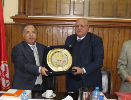 «تجارة القاهرة» تكرم وزير المالية.. تقديرًا لإسهاماته العلمية وجهوده الملموسة فى خدمة وطنه
