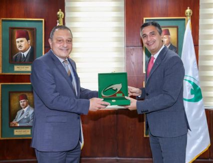 رئيس البريد المصري يستقبل رئيس مصر للطيران لبحث  سبل التعاون المشترك