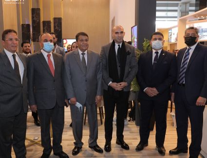 رئيس شركة العاصمة يتفقد جناح شركة " اكام " للتطوير العقاري بمعرض عاصمة الأمل 