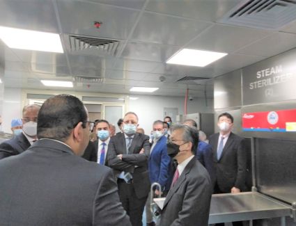 حفل تسليم معدات طبية لمكافحة فيروس كورونا بجامعة الفيوم  وزيارة السفير الياباني لكلية الطب بالجامعة