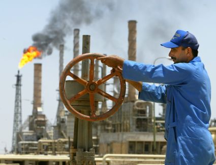 تراجع أسعار النفط بأكثر من دولارين للبرميل اليوم