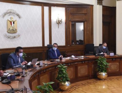 رئيس الوزراء يبحث فرص زيادة استثمارات القطاع الخاص في الصحة والتعليم العالي