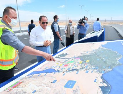 الرئيس السيسي يتفقد أعمال التطوير على امتداد طريق القاهرة السويس
