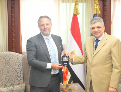 الفريق أسامة ربيع يلتقي السفير الدنماركي لبحث سبل التعاون المشترك