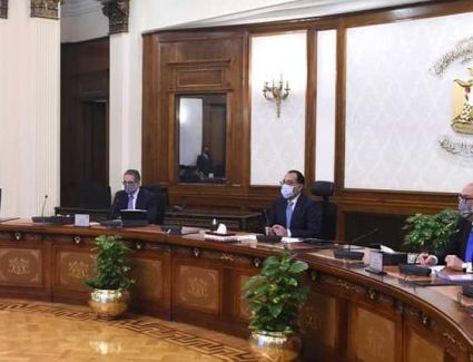  مدبولي يستعرض عدداً من المشروعات السياحية مع مجموعة استثمارية