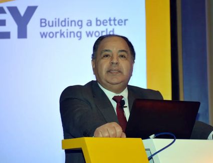 وزير المالية يستعرض الجهود المبذولة لإحكام السيطرة على المنافذ الجمركية