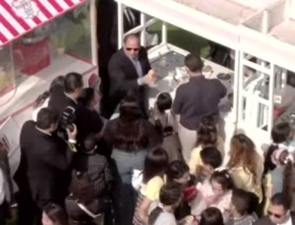 الرئيس السيسي يقدم الحلوى والمثلجات لأبناء الشهداء ويشاركهم الاحتفال بعيد الفطر المبارك