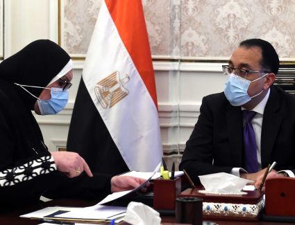 مدبولي يستعرض مع وزيرة التجارة فرص تعميق التصنيع المحلي