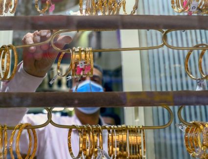 عاجل: تراجع أسعار الذهب بمقدار 15 جنيهًا.. عيار21 يسجل 1115
