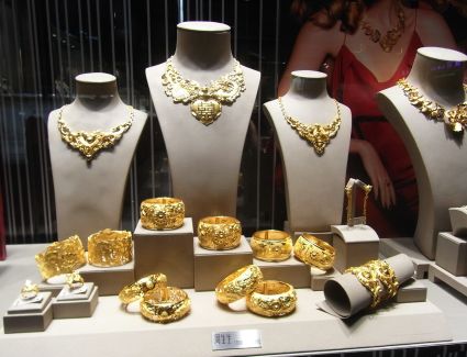 الذهب يتراجع ويخسر 25 جنيهاً بمنتصف تعاملات اليوم الجمعة