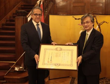 "خالد العناني" يتسلم وسام الشمس المشرقة من الحكومة اليابانية