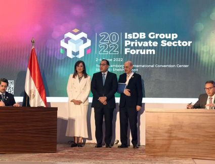 رئيس الوزراء يشهد التوقيع على عدد من الوثائق على هامش اجتماعات البنك الإسلامي