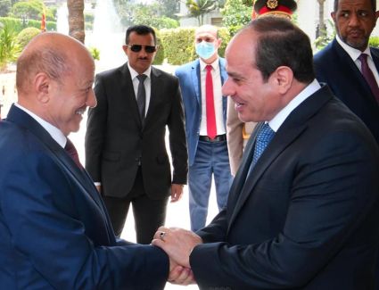 تعرف علي تفاصيل مباحثات الرئيس السيسي ورئيس مجلس القيادة الرئاسي اليمني