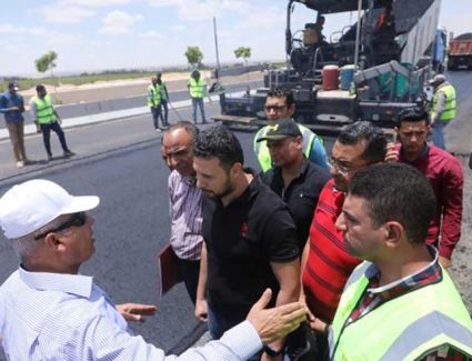 بالصور.. وزير النقل يتفقد طريق وادي النطرون- العلمين