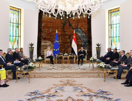 بحضور رئيس المخابرات العامة.. الرئيس السيسي يبحث مع رئيسة المفوضية الأوروبية استعدادات مصر لقمة «COP27»