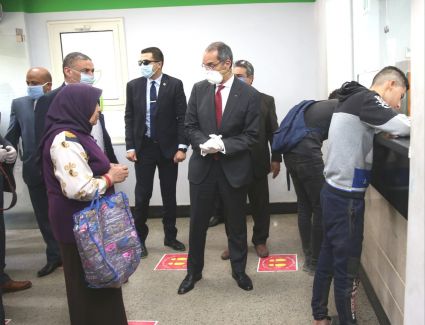 وزير الأتصالات  يتابع انتظام صرف المرحلة الثانية من منحة العمالة الغير المنتظمة بمنافذ البريد