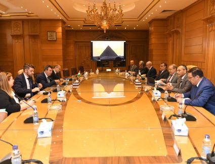 "وزير الإنتاج الحربى" يستقبل"وزير التكنولوجيا والصناعة المجري" لبحث أوجه التعاون المشترك