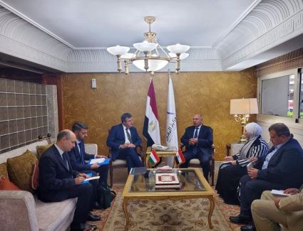 وزير النقل يبحث مع وزير التكنولوجيا المجرى توطين تصنيع الأوتوبيس البرمائي والكهربائى