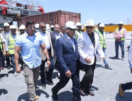 كامل الوزير: إنشاء أرصفة جديدة بالموانئ لاستقبال السفن العملاقة