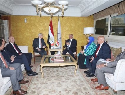 «وزير النقل» يبحث مستجدات تصنيع وتوريد 55 قطار فرنسي للخط الأول ‏للمترو