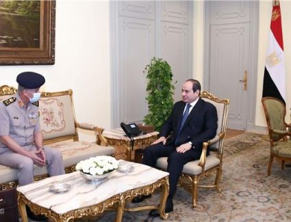 الرئيس السيسي يلتقي القائد العام للقوات المسلحة وزير الدفاع