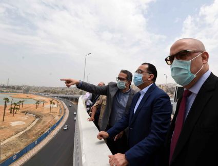 رئيس الوزراء يستمع لشرح وزير الأسكان حول مراحل تطوير مشروع عين الصيرة 