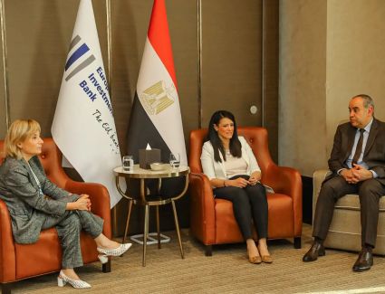وزيرا التعاون الدولي والطيران المدني يبحثان سبل تعزيز التعاون مع نائب رئيس بنك الاستثمار الأوروبي
