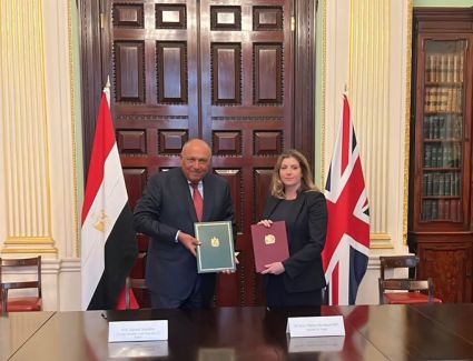 سامح شكرى ووزيرة بريطانية يوقعان قرار تدشين لجنة معنية بالتجارة والاستثمار