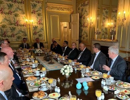 وزير الخارجية المصري يلتقي ممثلي مجتمع الأعمال والمؤسسات التمويلية ببريطانيا